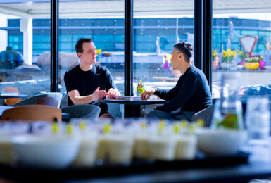 Twee mannen in een restaurant