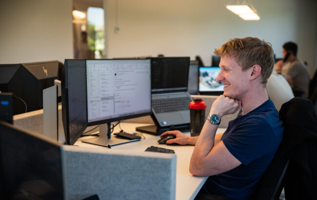 Jongen achter computer