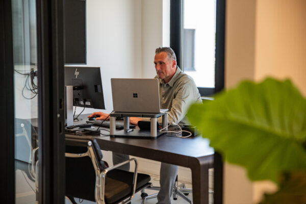 Man achter computer