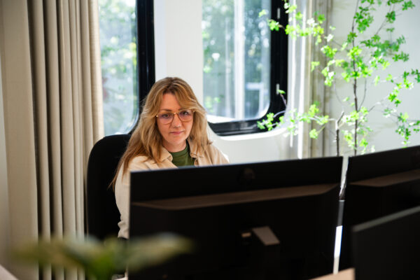 Vrouw achter computer