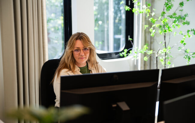 Docent deelt alles via WhatsApp, wat zegt het Normenkader?