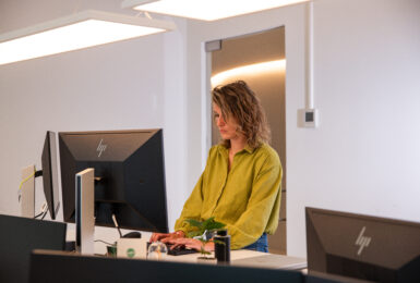 Vrouw achter computer.