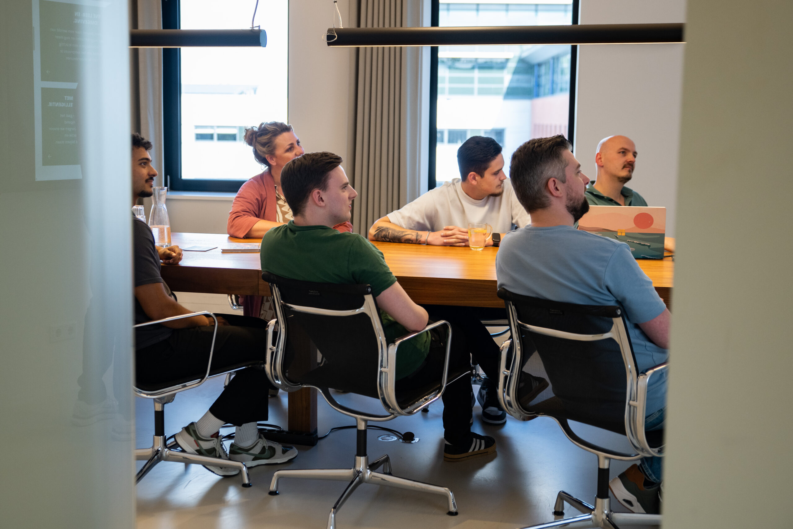 Mensen in een vergaderruimte