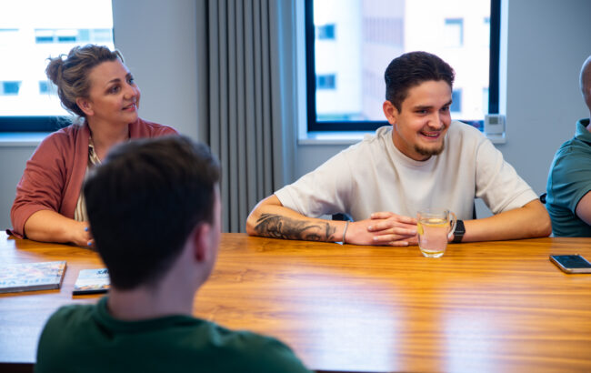 mensen aan een vergadertafel