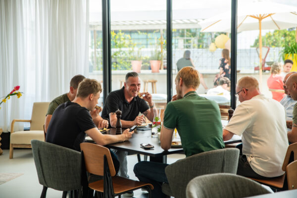 mensen aan tafel