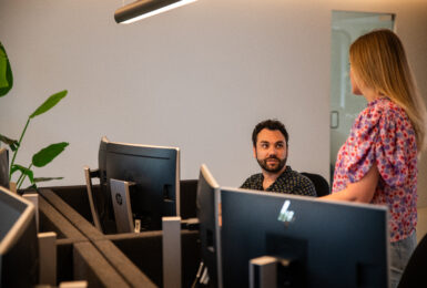 Twee personen in gesprek