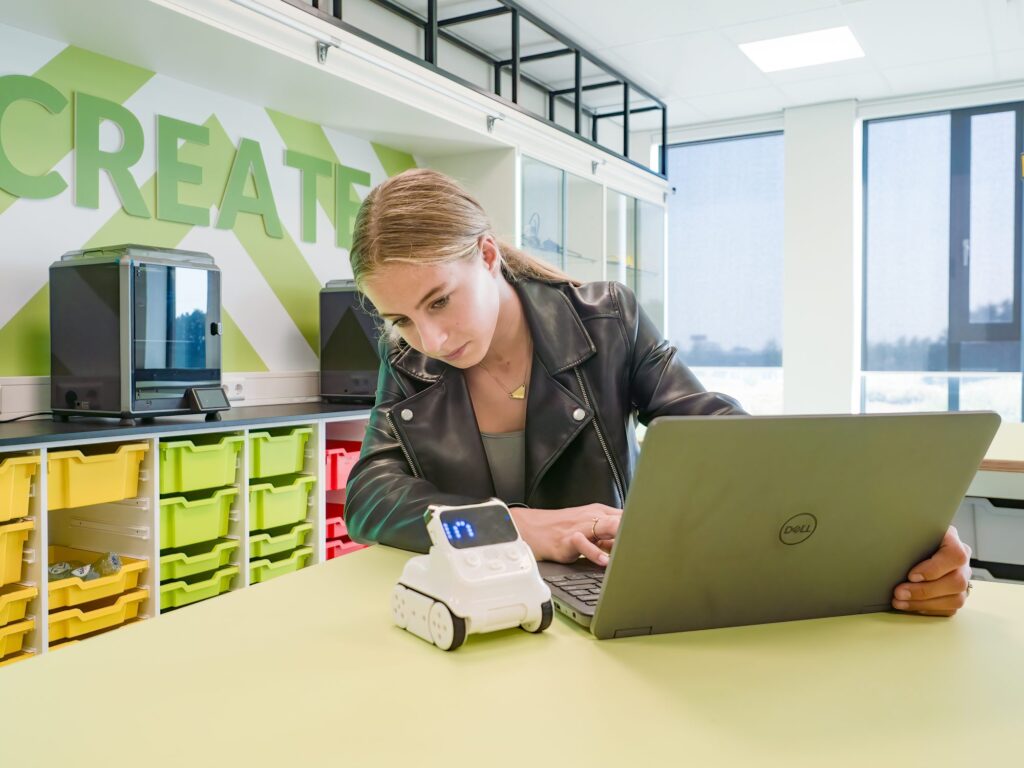 Kind achter computer