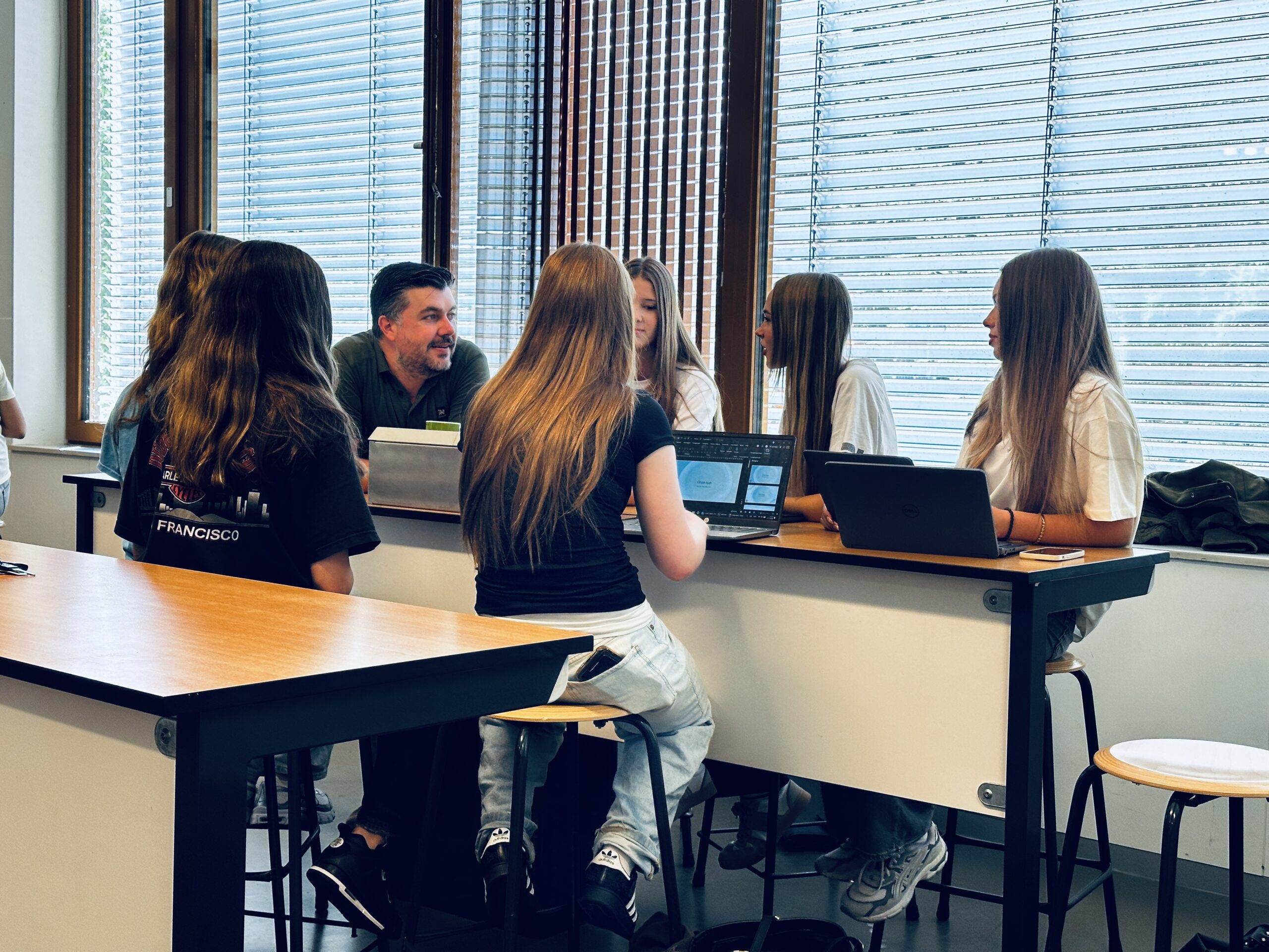 Leerlingen in gesprek met begeleider