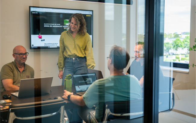 Meerdere mensen in overleg.