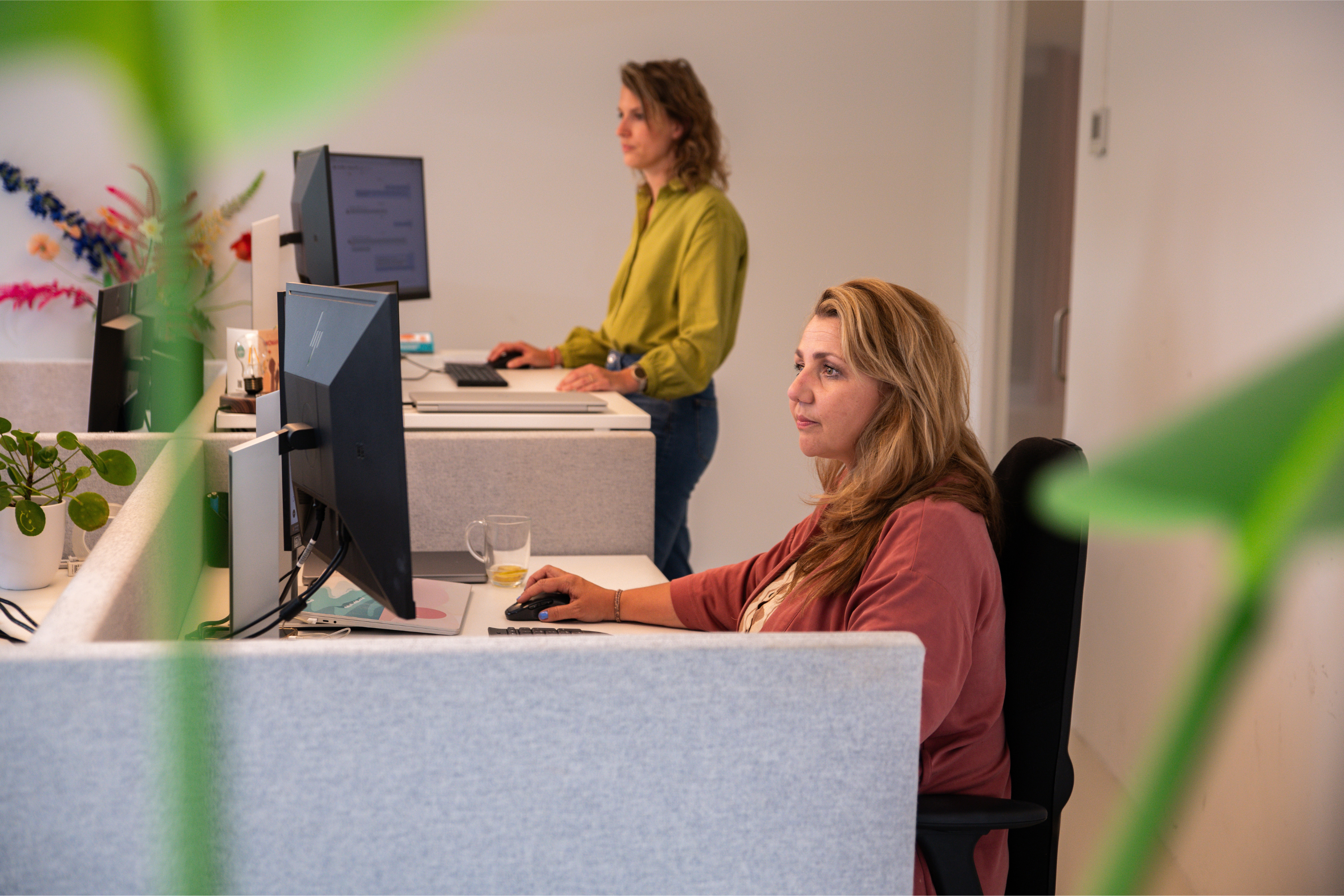 Jessica en Lisanne aan het werk
