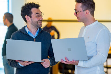 twee mannen met laptops